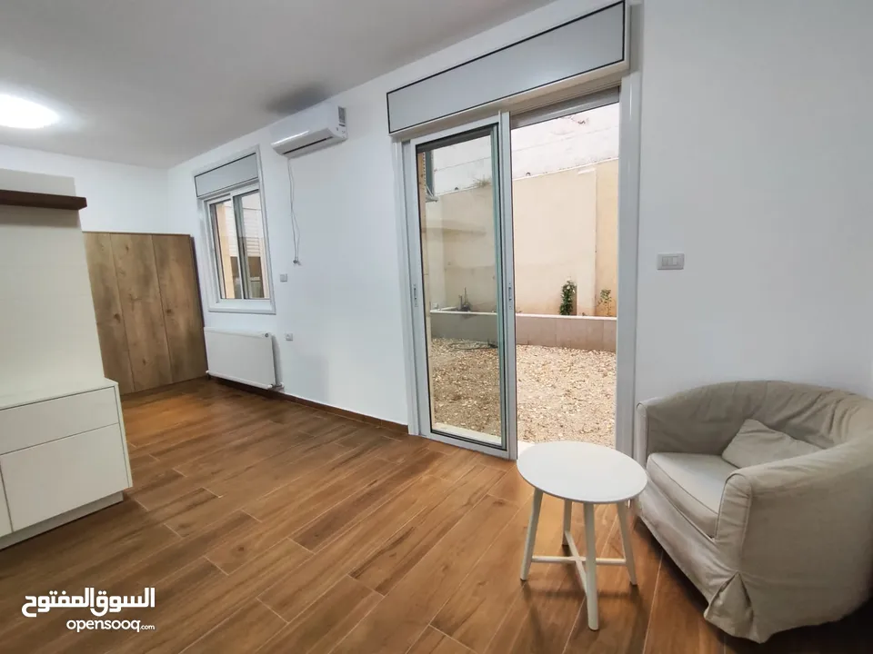 شقة جديدة مفروشة مع حديقة خاصة للإيجار – عين منجد  شارع إسكان المهندسين