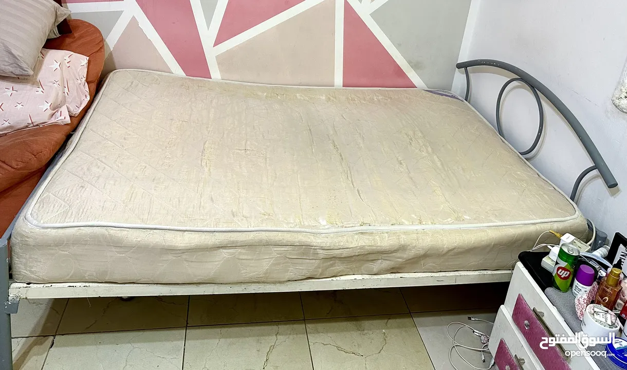 سرير معدني مع المرتبة  عرض 120سم طول 200 سم السعر 15KD للاستفسار واتس