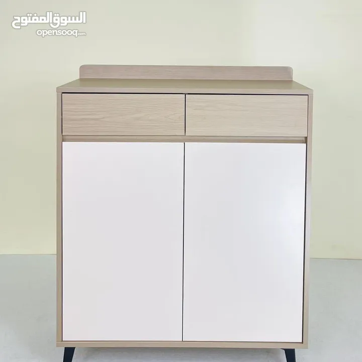 خزانة مودرن بستايل اوروبي راقي تصميم خشبي بلون بيج فاتح مع ابواب سادة بلون سكري درجين علويين وبابين