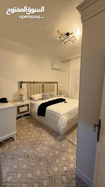 شقه فاخره للبيع  من المالك مباشره  سعر قابل للتفاوض بشيء بسيط مميزه جدا جدا  مع غرفه خارجيه و حديقه