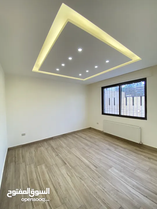 شقة فاخر شبة ارضي في طريق المطار الحويطي 170 متر داخلي و خارجي 170 متر بسعر مميز وتشطيب فلل