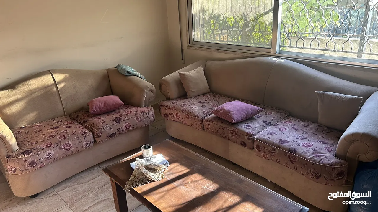 طقم كنب 9 مقاعد مستعمل للبيع – نظيف ولون بيج