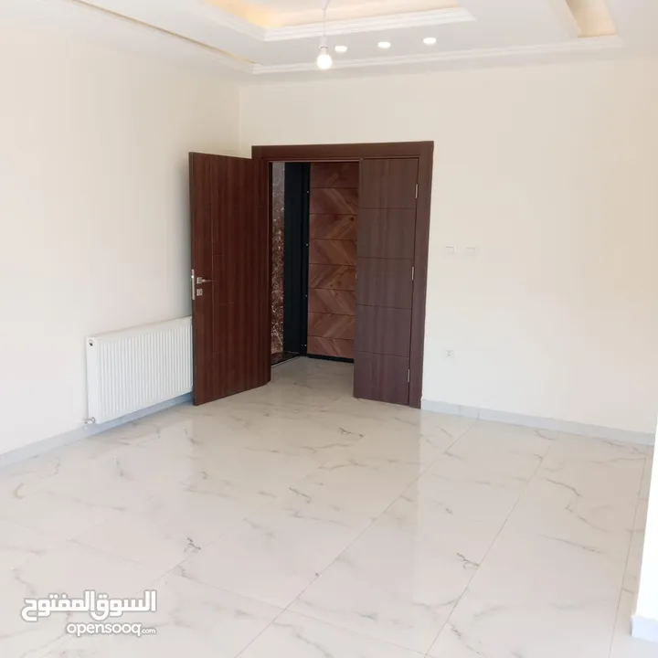طريق المطار لم تسكن سوبر ديلوكس شقه فارغه للايجار + 240 متر 5 غرف نوم ـ 2 ماستر