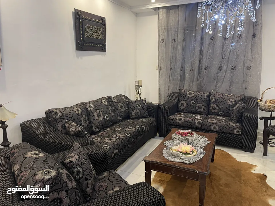 طقم كنب سبع مقاعد +طاوله سفره و8 كراسي +3 طاولات واحده وسط