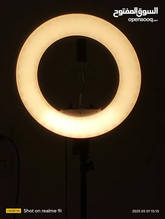 إضاءة LED حلقية إضاءة دائرية (رينق لايت) مع حامل جوال ، متعددة الإضاءات - حجم كبير