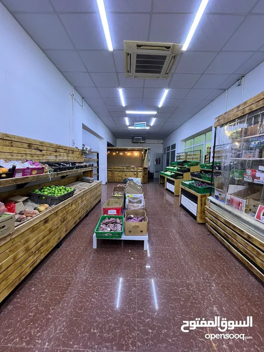 مركز بيع الخضار والفواكه والكماليات في قلب سوق نزوى