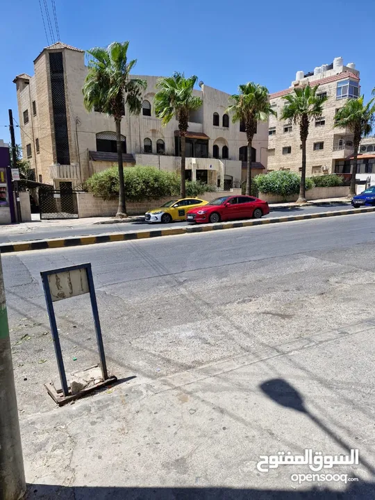 شقة للبيع مساحتها 206 م موقع استراتيجي قريب من جميع الخدمات ومساحة واسعة