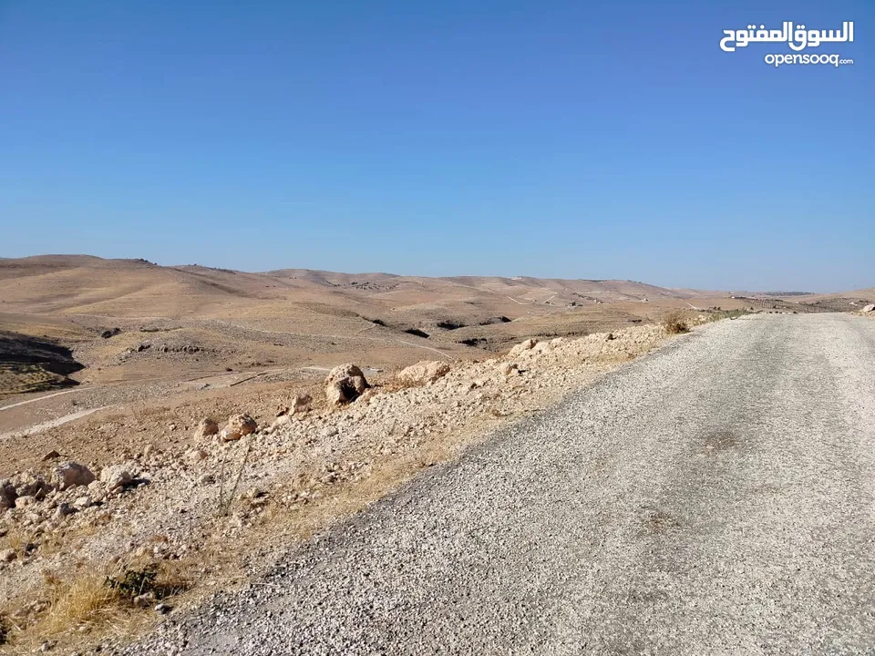 قطعة ارض 3دونمات ونصف فقط  مطلة ومرتفعه واصل جميع خدمات شرق جرش دحل