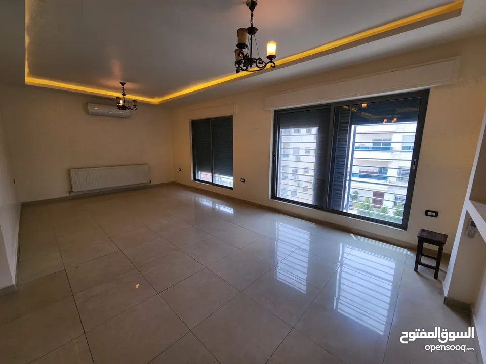 شقة فارغة للبيع في حي الصحابة - ref : 14577