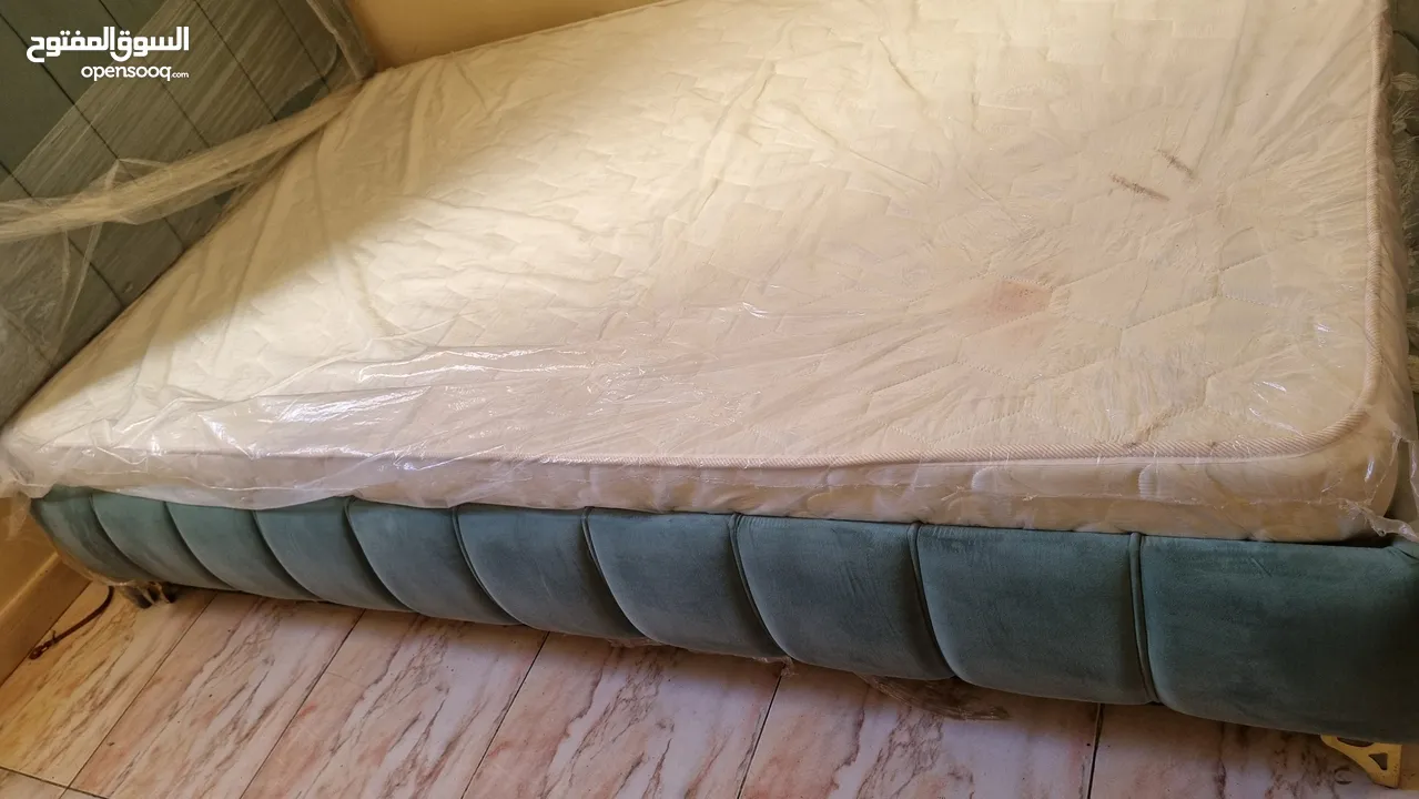 سرير 120cm استعمال خفيف جدا بأكياسه bed 120cm + مرتبة طبية