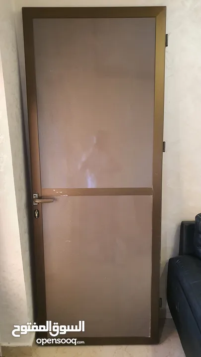 باب الألمنيوم لون برونزي وكاله  للبيع مع حلق كامل