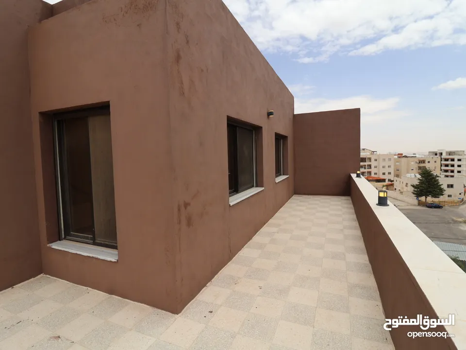 شقة طابق أخير مع روف (205م)داخلي (80م)ترس خارجي في أرقى مناطق ام حجير شفا بدران