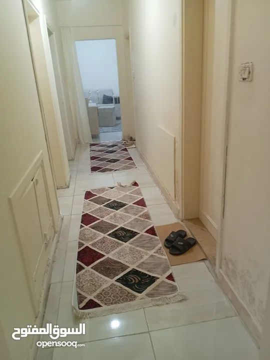 شقة للبيع خلف دوار القبة اربد موقع هادىء ومميز 3 غرف وبلكونه ومطبخ وحمامين وصالون تصلح كسكن واستثمار