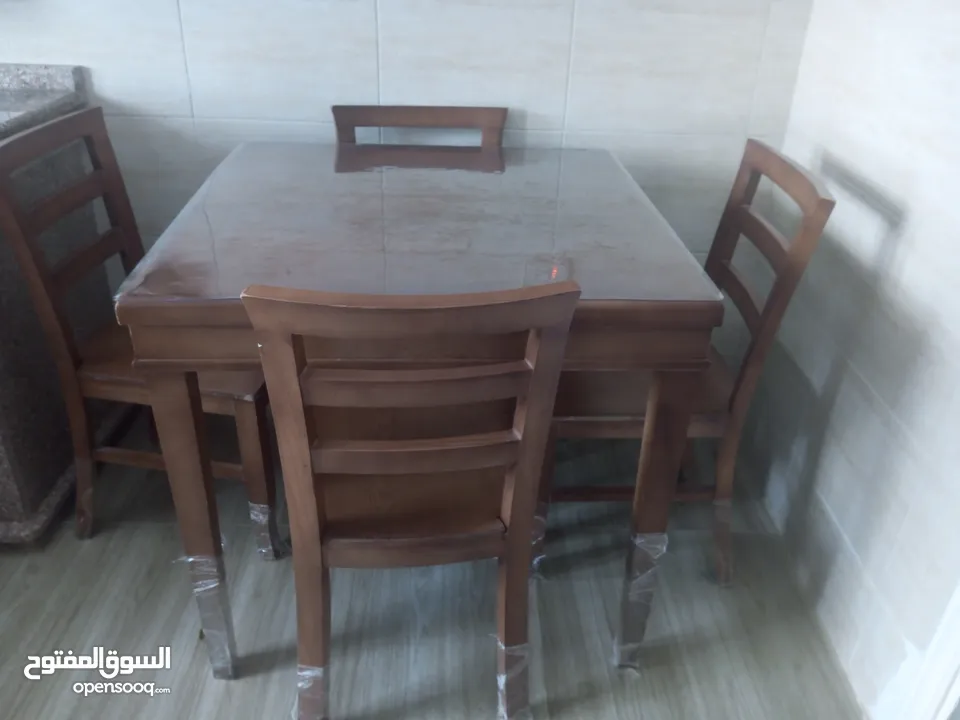 طاولة سفره مع اربع كراسي