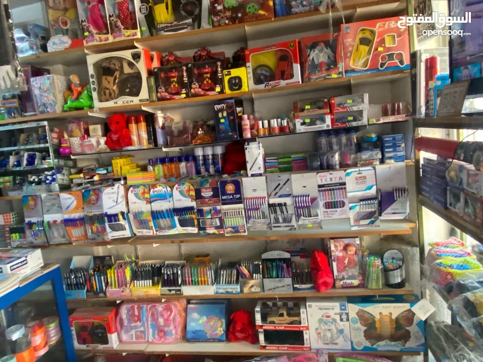 بضاعه مكتبه للبيع والمحل للإيجار