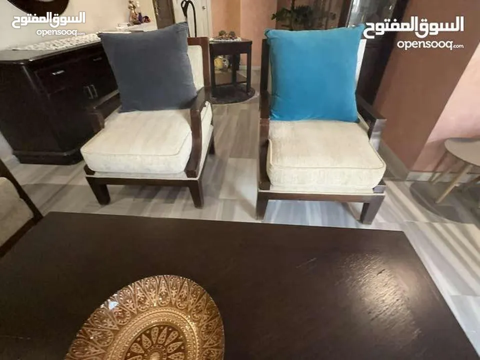 غرفة سفره للبيع مع امكانيه شراء كل قطعة لوحدها وكورنر تفصل استعمال خفيف وطقم كنب نفس فرش السفره