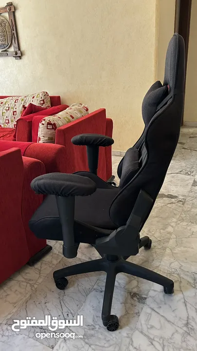 6 كراسي خشب زان لطاولة مطبخ او سفرة، مع كرسي مكتبي gaming لون اسود بحالة الوكالة