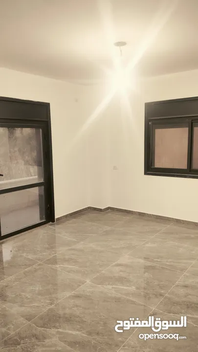 شقة سوبر ديلوكس جديدة البناء  بيتونيا مساحة 200م2  بجانب مسجد سيف الدين موقع سكني هادئ ومتميز
