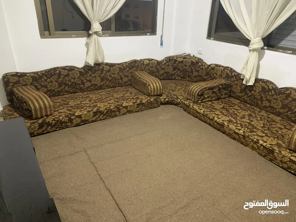 فراش عربي مع طاولة تلفزيون للبيع وقابل للتفاوض