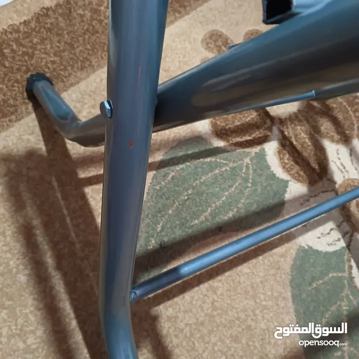 طاولة بلاستيك لون بني مع قاعدة جديدة