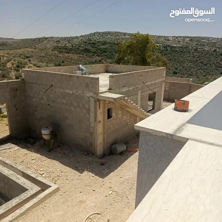 للبيع في عابود شاليه مساحة واسعة