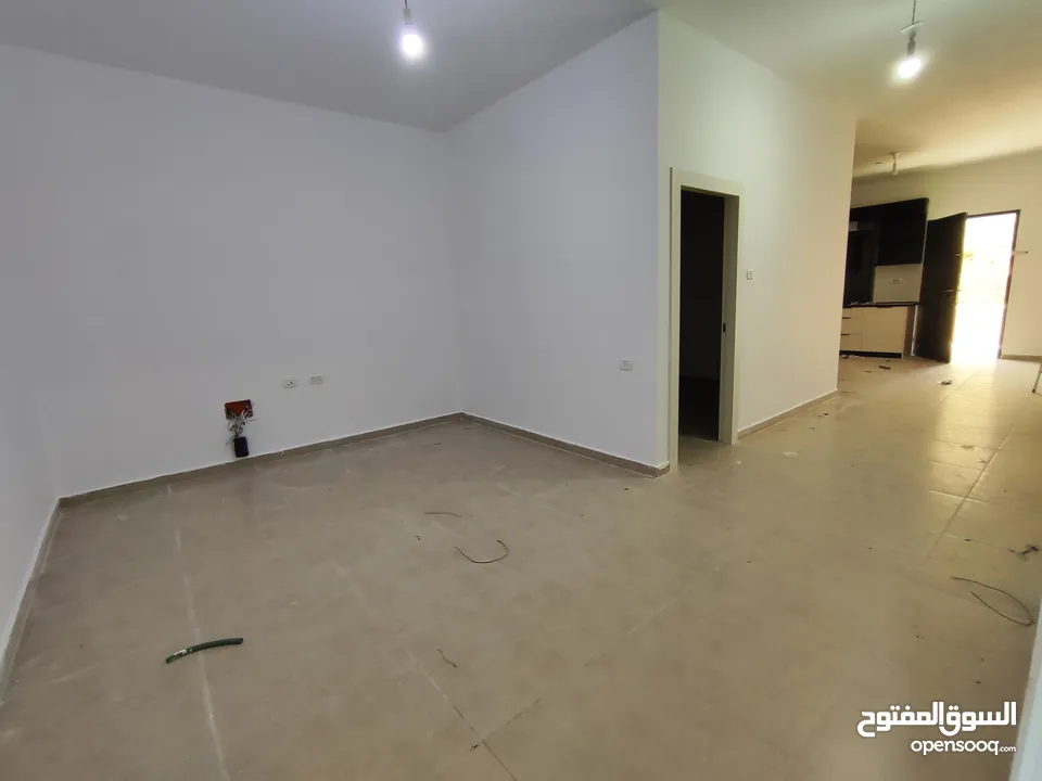 شقة جديده مع ساحه غير مفروش للايجار في سردا