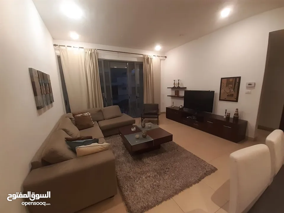 شقة مفروشة مساحة 110 م في - عبدون - غرفتين نوم و بلكونة و فرش مودرن (6800)