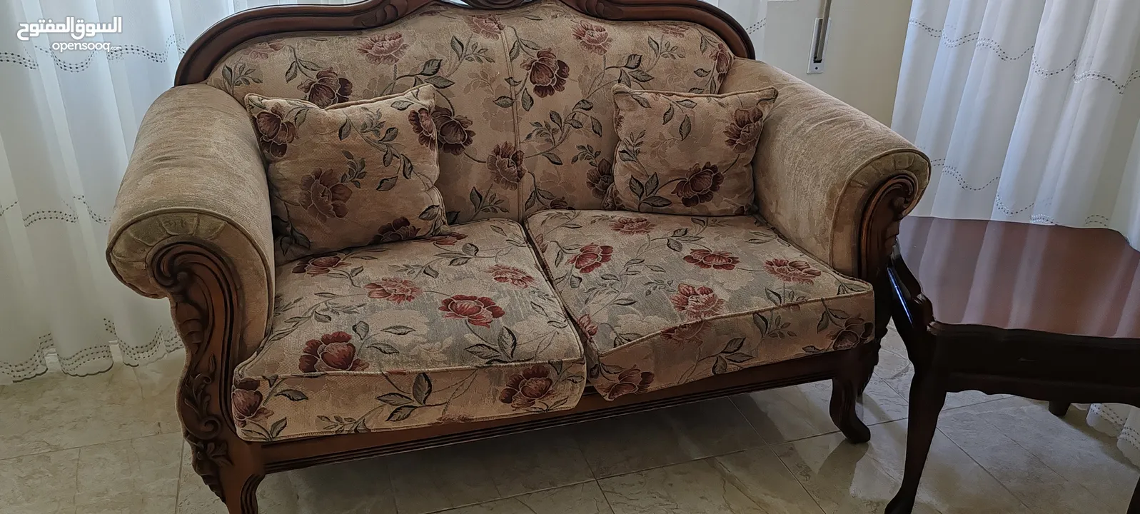 طقم كنب ضيوف نظيف للبيع 9 مقاعد مع طقم طربيزات