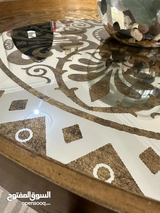طاولتين خشب قاعده حديد من Ashley للبيع بسعر مغري مستعمل استعمال بسيط طاولتين خشب قاعده حديد