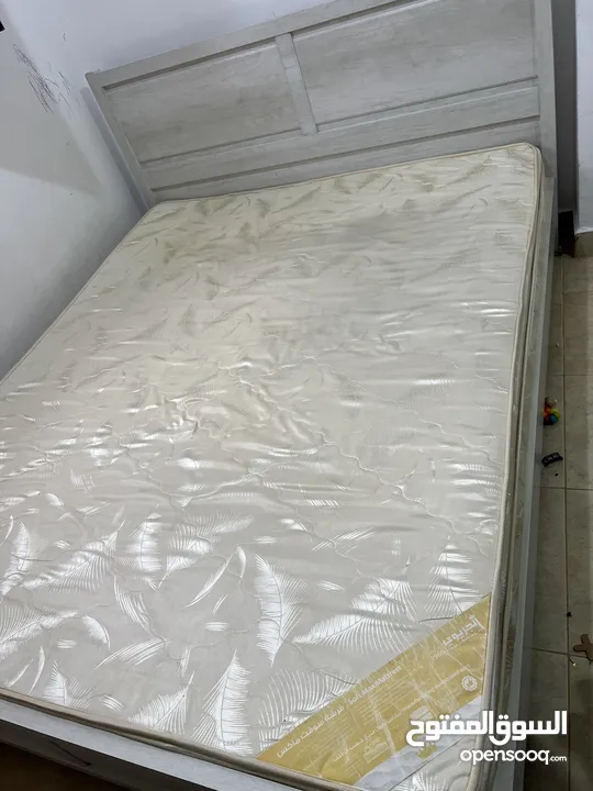 سرير 180 x 200 خشب بالكامل مع مرتبه سوفت ماكس سفنج وطبقه اضافيه من الجريوي بحاله ممتازه King bed