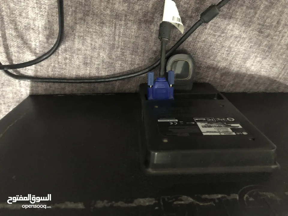 شاشتين وكيبورد وماوس