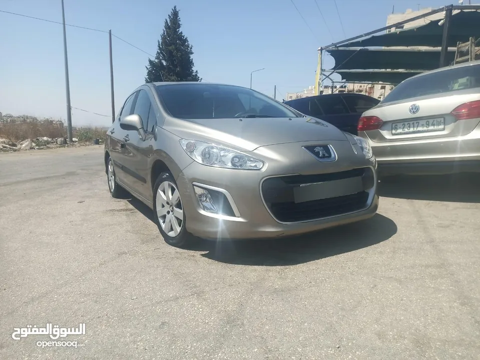 بيجو 2012 بحالة ممتازة عداد قليل جدا اصلي