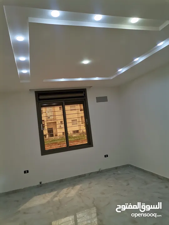 شقه فخمه طابق ارضي205م مدخل خاص وكراج وساحه للبيع على شارع البترا شرق اربد مول قراند