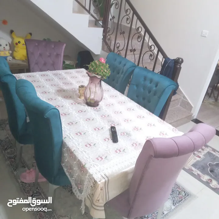 طاولة طعام بحالة أكثر من ممتازة