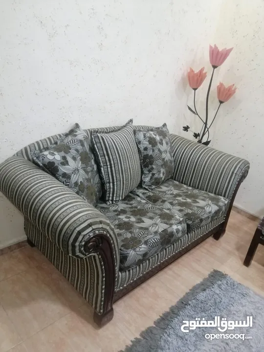 طقم كنب سبع مقاعد نظيف واستعمال بسيط مع ثلاث طاولات وسط بحاله جيده