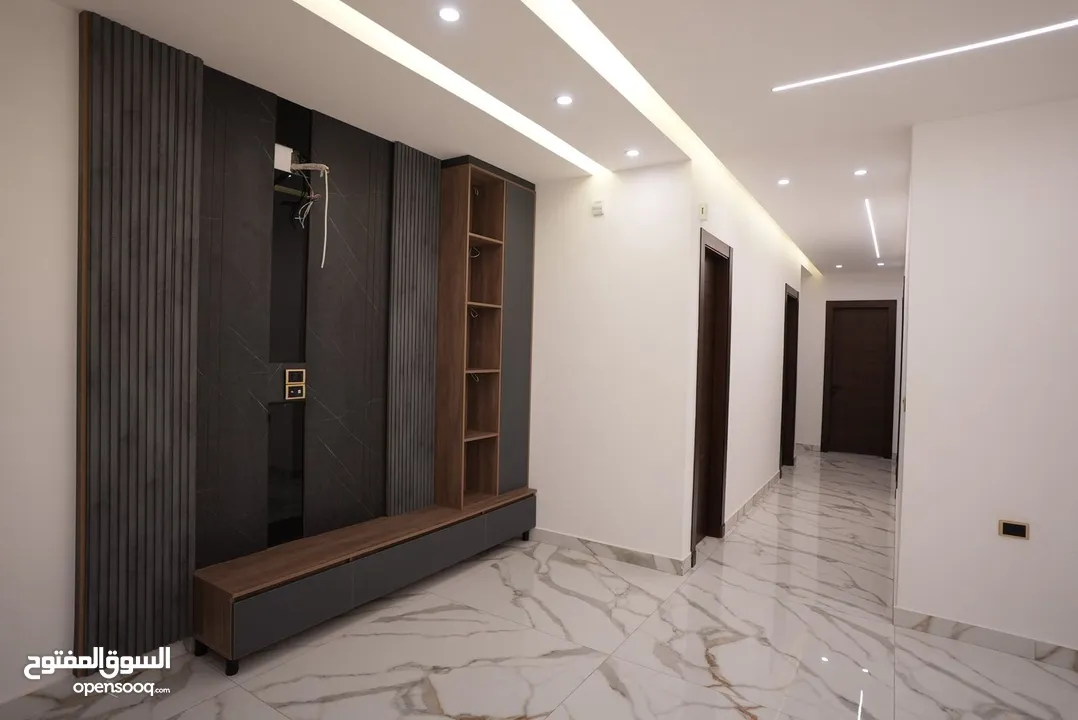 شقه مميزه للبيع بعد المدارس العالميه طريق المطار مباشره بسعر مغري تشطيب سوبر ديلوكس