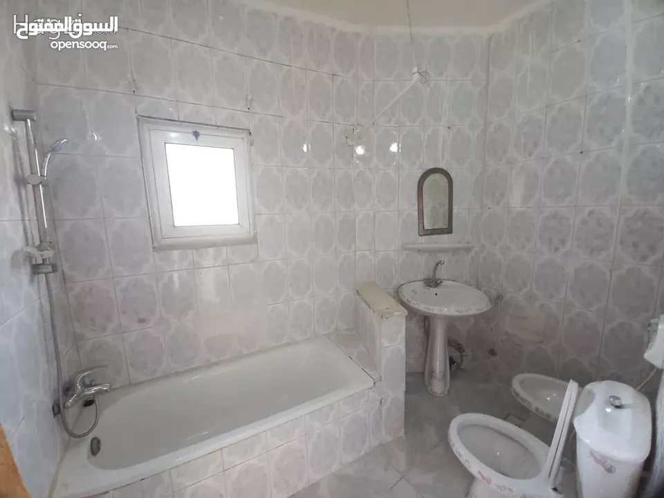 طابق مكون من ثلاث شقق للبيع في السابع ( Property ID : 30462 )