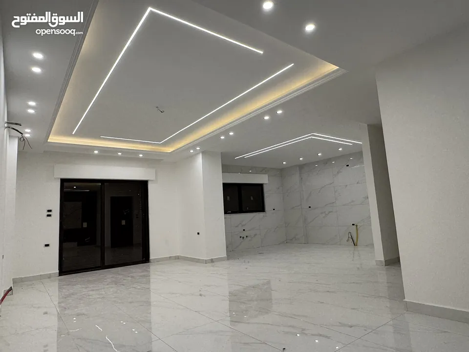 شقق مساحة ( 180م و 190م طابق اول و ارضي و روف ) في البنيات -طريق المطار خلف مدارس القادة