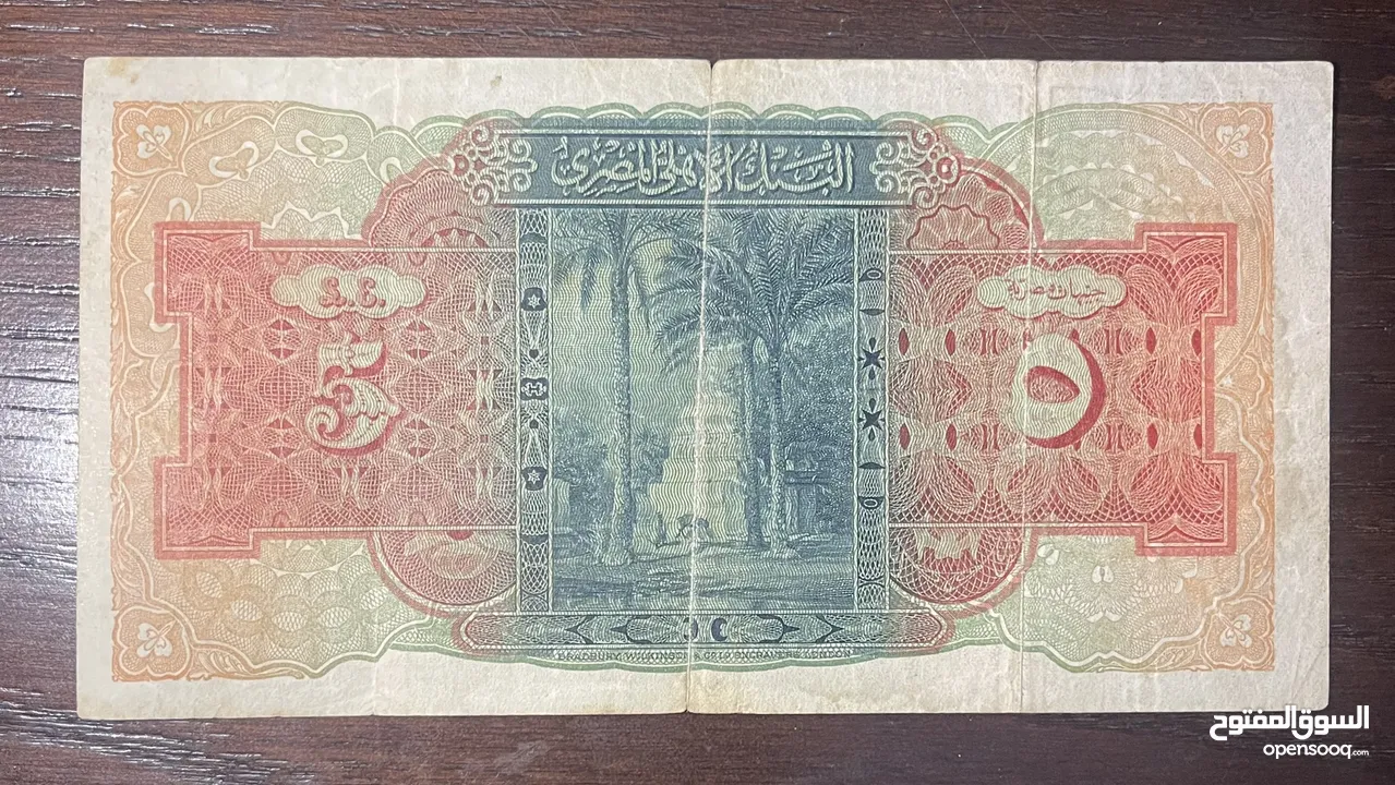 عملات مختلفة والمجموعة موضحة بالصور