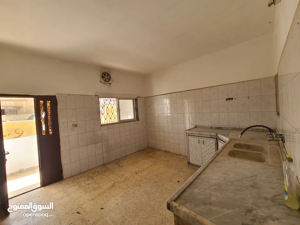 شقة طابق شبه ارضي للبيع العاجل بسبب السفر موقع مميز جدا قريب من كل  الخدمات