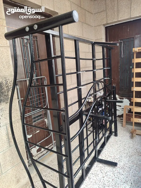 تخت للنوم وطبلات لغرفة صالة