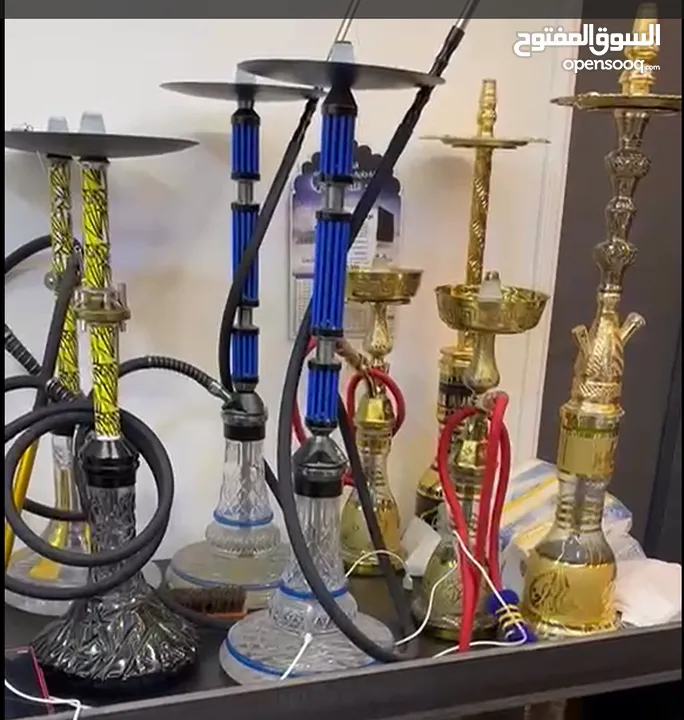 عدة محل  كاملة مع طاولات وكراسي للبيع