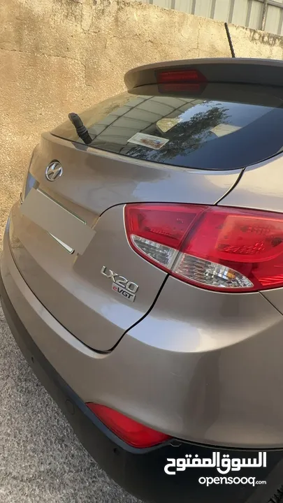 2009 ‏Hyundai توسان LX20 اربع ابواب، اللون فيراني، الكراسي جلد والسيارة 92,000 كيلو فقط وبحالة رائعة