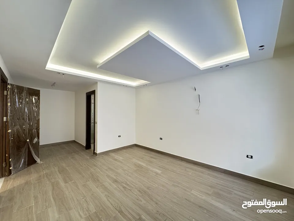 شقة شبه ارضي مساحة 200م وحديقة 250م مميزة للبيع بخلدا بسعر مميز تشطيبات مميزة (مشروع 111)