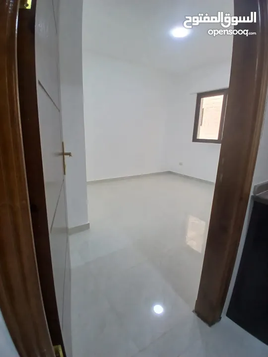 شقق مميزه سوبر ديلوكس عماره جديده خلف مطعم عرب قرب الجامعه للايجار مفروشه او غير مفروشه بعقد سنوي