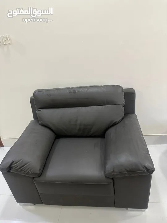 sofa  .أريكة