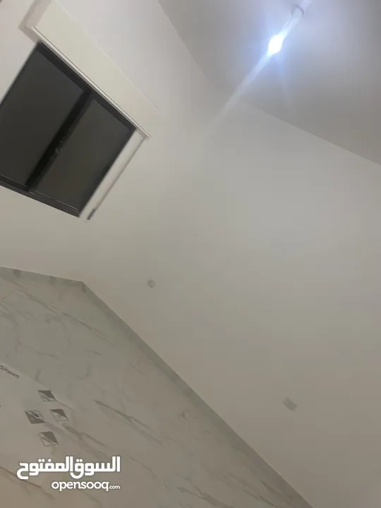 بيت للبيع يحوي على شقتين كل شقه لها سطحها الخاص بقوشان منفصل