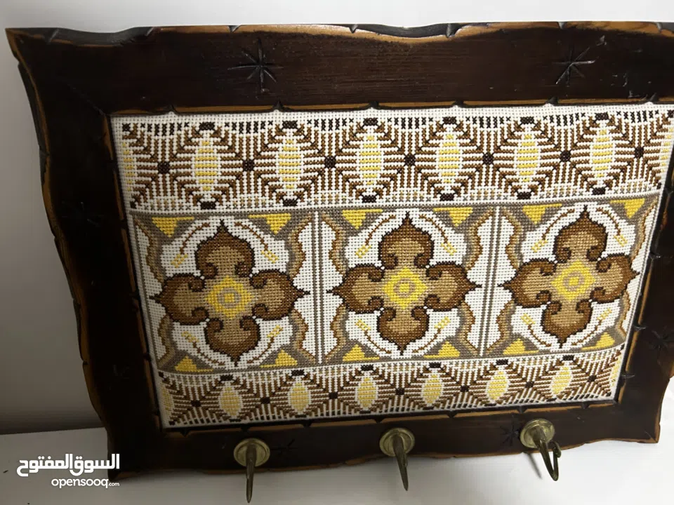 مرايا وعلاقة تطريز يدوي .. شغل يدوي متقن مع اطار خشب