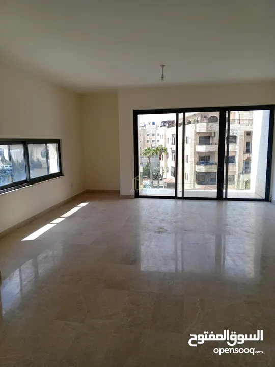 شقة أرضية معلقة 215م في أجمل مناطق الدوار الخامس (زهران)/ ref 4048