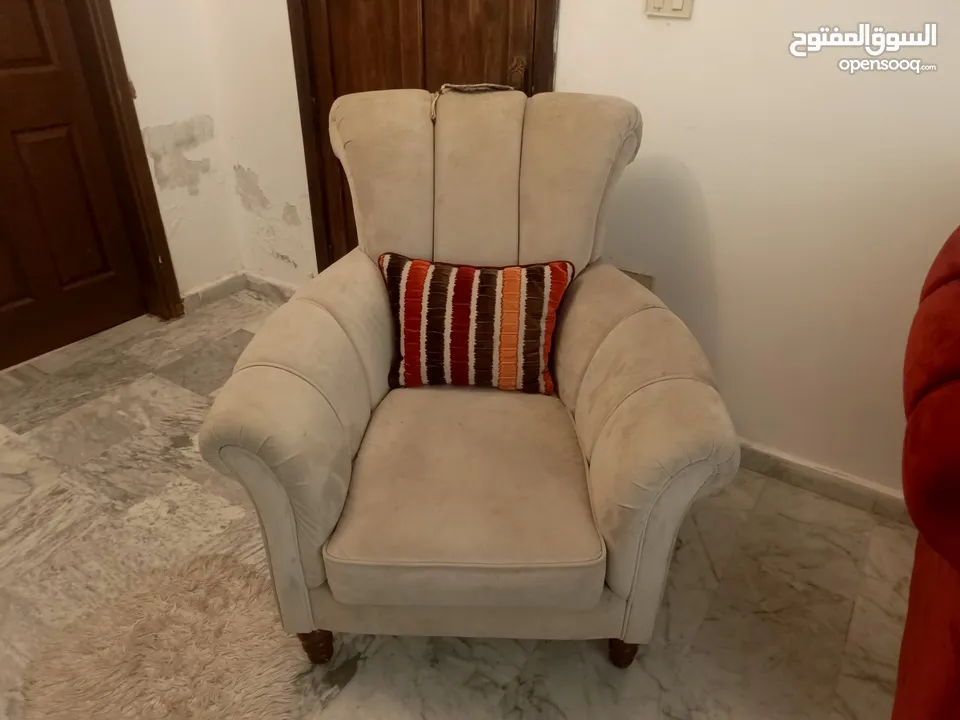 طقم كنب حوض كبير سبع مقاعد بحالة جيدة جدا لا يحتاج صيانة
